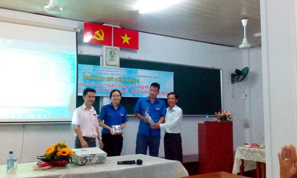 Chi đoàn phòng giáo dục tổ chức
buổi sinh hoạt chủ điểm tháng 3
kỉ niệm 85 năm ngày thành lập
đoàn thanh niên cộng sản hồ chí minh 26/03/1931 - 26/03/2016.